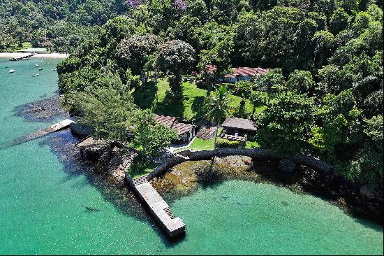 Exclusive property on a paradise island with crystal-clear waters