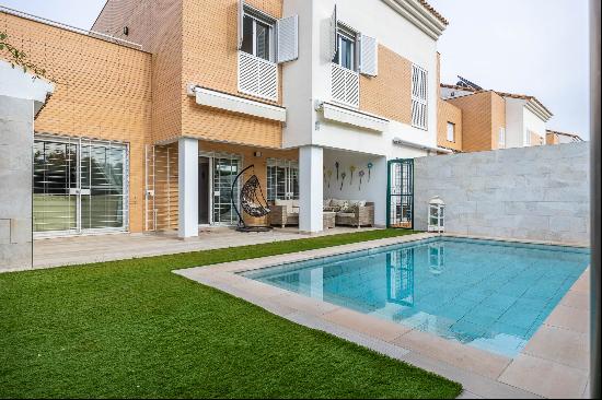 Townhouse with private pool and attic