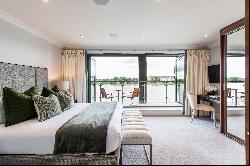 Luxury riverside living: townhouse with panoramic Thames views