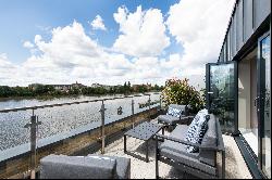 Luxury riverside living: townhouse with panoramic Thames views