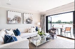 Luxury riverside living: townhouse with panoramic Thames views