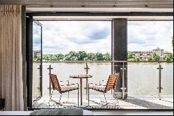 Luxury riverside living: townhouse with panoramic Thames views