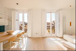 Renovated apartment with balconies facing south in a historic iconic building