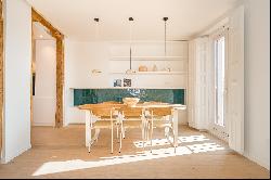 Renovated apartment with balconies facing south in a historic iconic building