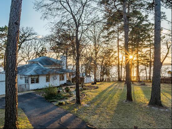 ADORABLE HOUSE FOR SALE ON 3 LOTS IN LAKE PALESTINE NEIGHBORHOOD