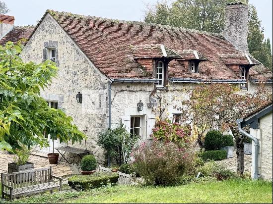 Idyllic farmhouse with outbuildings in the Loire valley with 4 hectares of land