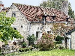 Idyllic farmhouse with outbuildings in the Loire valley with 4 hectares of land