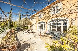 Mas provençal with exceptional view and swimming pool