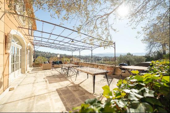 Mas provençal with exceptional view and swimming pool