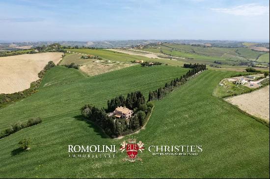 LUXURY VILLA WITH POOL FOR SALE IN MARCHE