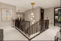 Sophisticated Four Seasons apartment in the prestigious Grosvenor Square