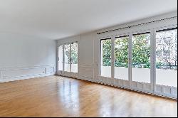 Neuilly-sur-Seine  -  A bright 2-bed apartment with a balcony