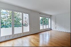 Neuilly-sur-Seine  -  A bright 2-bed apartment with a balcony