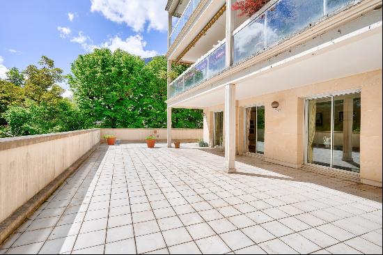 Saint-Cloud  -  A 2/3 bed apartment with a superb terrace