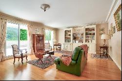 Saint-Cloud  -  A 2/3 bed apartment with a superb terrace