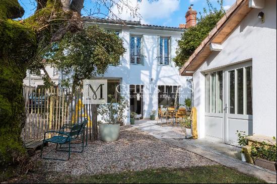 BORDEAUX - STONE HOUSE WITH PARKING AND SWIMMING POOL