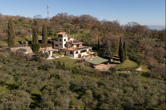 Splendid villa nestled in the hills of Tuscia