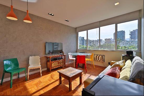 Renovated apartment with open views one block from the beach