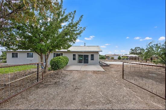 8 Silva Road, Los Lunas NM 87031