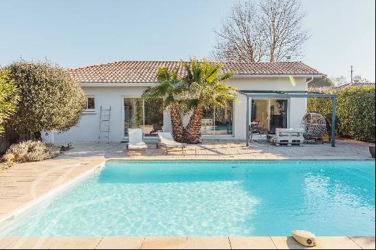 Spacious 5-Bedroom Home with Pool in Saint-Médard-en-Jalles