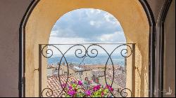 The Torretta House with open views and frescoes, Cortona - Tuscany