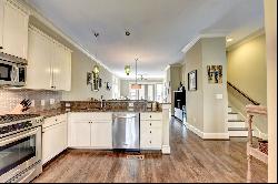 Gorgeous Townhome in Prime Perimeter Location