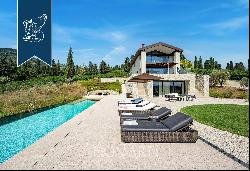 Contemporary luxury farmhouse surrounded by the quiet Tuscan countryside for sale