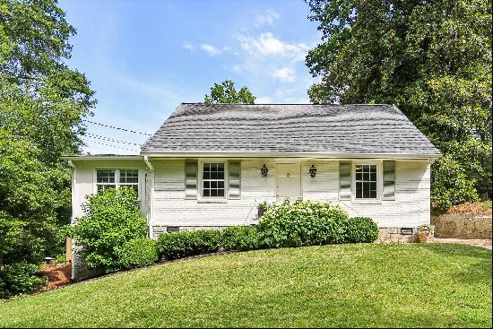 Charming Ridgewood Heights Cottage