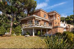 Large villa with stunning sea views in a privileged location.