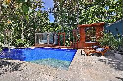 House with a pool and a garden designed by Burle Marx in Santa Helena Condominiu