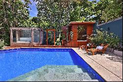 House with a pool and a garden designed by Burle Marx in Santa Helena Condominiu