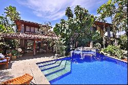 House with a pool and a garden designed by Burle Marx in Santa Helena Condominiu