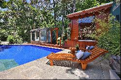 House with a pool and a garden designed by Burle Marx in Santa Helena Condominiu