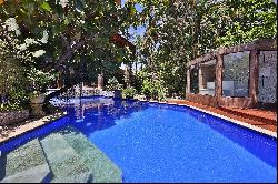 House with a pool and a garden designed by Burle Marx in Santa Helena Condominiu