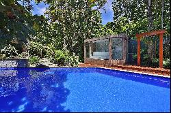 House with a pool and a garden designed by Burle Marx in Santa Helena Condominiu