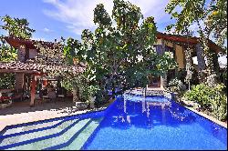 House with a pool and a garden designed by Burle Marx in Santa Helena Condominiu