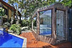 House with a pool and a garden designed by Burle Marx in Santa Helena Condominiu