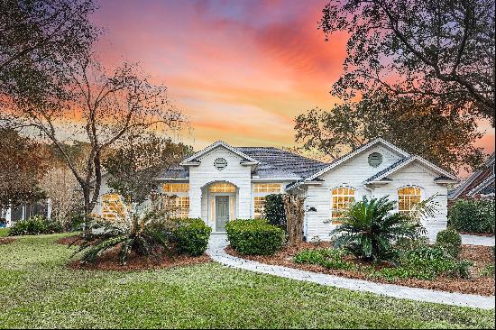 Updated Spacious Home With Screened Saltwater Pool In Gated Destin Community 