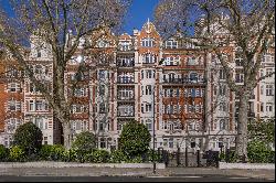 An impressive apartment in an iconic St John’s Wood mansion block