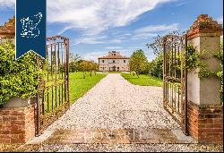 Wonderful villa for sale among Tuscan hills