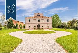 Wonderful villa for sale among Tuscan hills