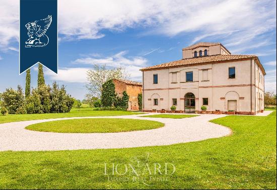 Wonderful villa for sale among Tuscan hills