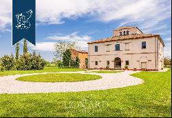 Wonderful villa for sale among Tuscan hills