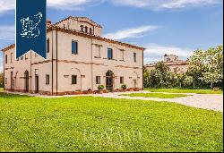 Wonderful villa for sale among Tuscan hills