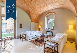 Wonderful villa for sale among Tuscan hills