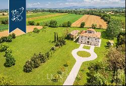 Wonderful villa for sale among Tuscan hills