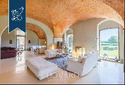 Wonderful villa for sale among Tuscan hills