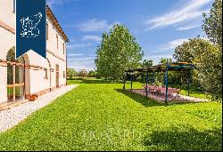 Wonderful villa for sale among Tuscan hills