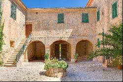 Rustic Mallorca Finca in the southwest with historic oil mill and a lot of potential