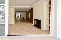 Exclusive brand new apartment in the most stately neighborhood of Madrid.